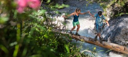 Zwei Personen beim Wandern