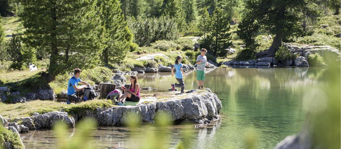 Una famiglia che fa un'escursione