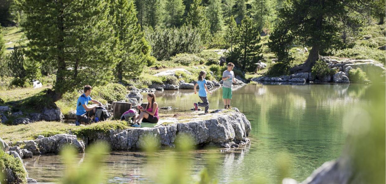 Una famiglia che fa un'escursione