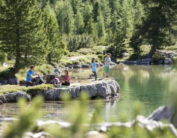 Una famiglia che fa un'escursione