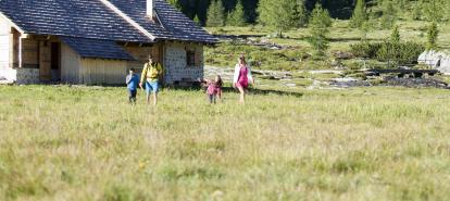 Una famiglia che fa un'escursione